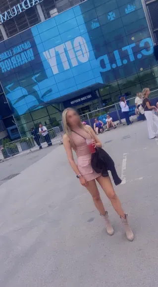 Vivien, 28